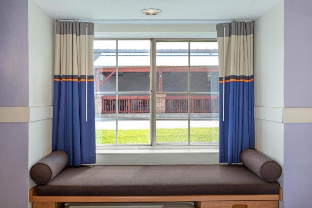 Microtel Inn & Suites By Wyndham Lillington/Campbell University Exteriör bild